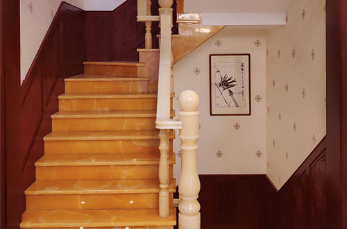 龙口中式别墅室内汉白玉石楼梯的定制安装装饰效果